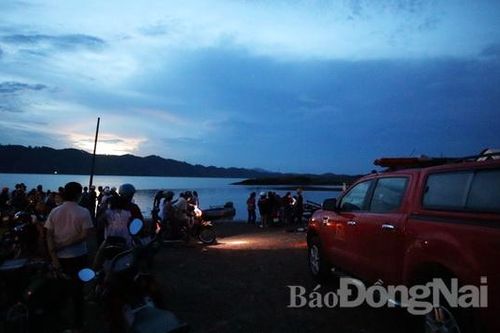 Đã tìm được 2 thi thể nạn nhân trong vụ chìm xuồng ở hồ Đa Tôn