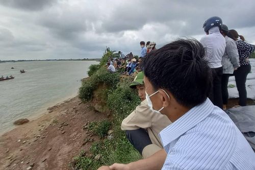 Tìm thấy thi thể ba mẹ con nữ giáo viên trên sông Thái Bình