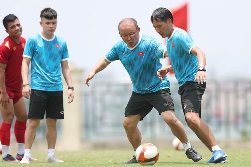Tiền đạo của U23 Việt Nam kiệt sức khi tập cùng ông Park