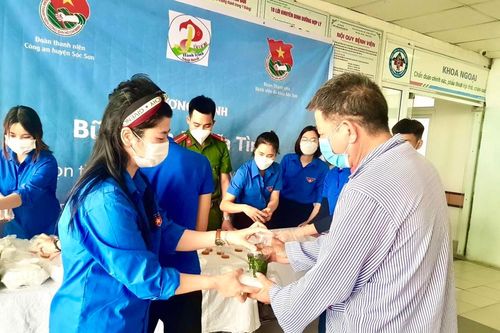 'Bữa cơm nghĩa tình' đến với người bệnh