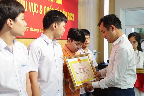 14 học sinh chuyên Khoa học Tự nhiên góp mặt trong đội tuyển Olympic 2022