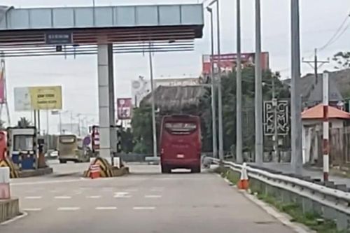 Ô tô vô tư dừng đỗ ở trạm thu phí đường cao tốc TP Hồ Chí Minh - Trung Lương