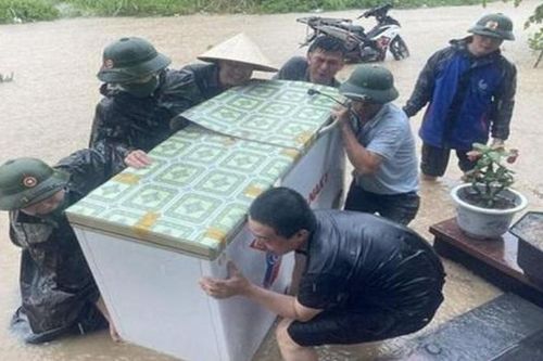 Quảng Ninh có điểm nước ngập sâu gần 1m, huy động 10 chiến sĩ Biên phòng giúp dân di chuyển đồ đạc