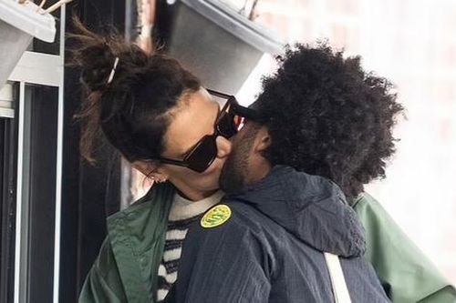 Katie Holmes say sưa khóa môi tình mới kém 11 tuổi trên phố