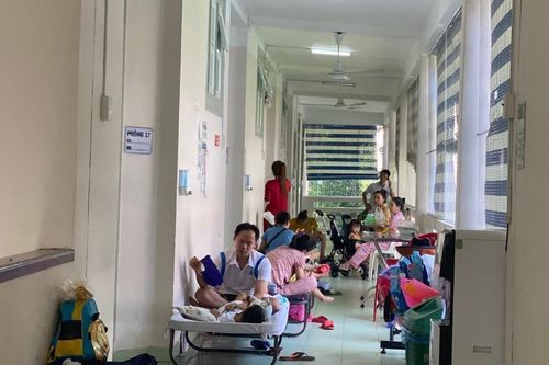 Bệnh nhân tay chân miệng tăng vọt, bệnh viện lập khu cách ly, thêm giường xếp