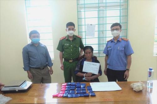 'Cõng' 8 bánh heroin và hàng chục nghìn viên ma túy tổng hợp đi tiêu thụ