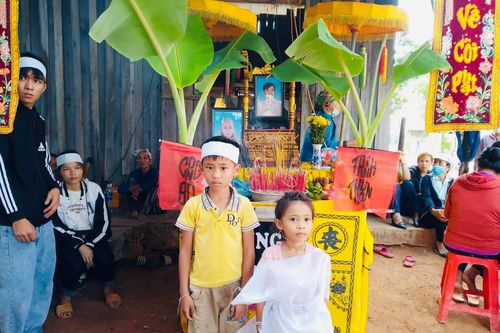 Đắk Lắk: Vừa khâm liệm cho vợ, chồng ra sau nhà treo cổ tự tử