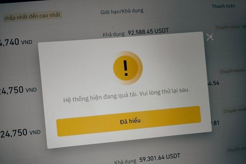 Nhà đầu tư bán tháo khiến giá USDT tăng vọt, Binance quá tải