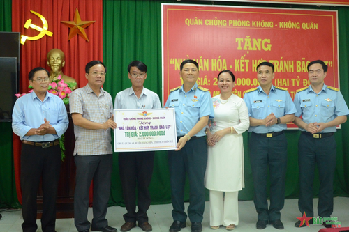 Quân chủng Phòng không-Không quân tặng nhà văn hóa và nhà đại đoàn kết