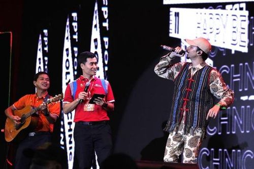 Thầy giáo cùng rapper Đen song ca, đệm đàn hát 'Lối nhỏ' tặng sinh viên