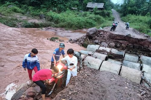 Một ngầm tràn bị cuốn trôi khiến bà con biên giới Điện Biên khó khăn di chuyển