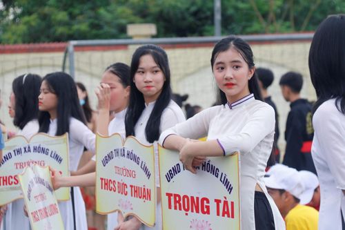 Nét đẹp của nữ sinh núi Hồng đốt cháy Lễ khai mạc giải bóng đá Cup Báo GD&TĐ