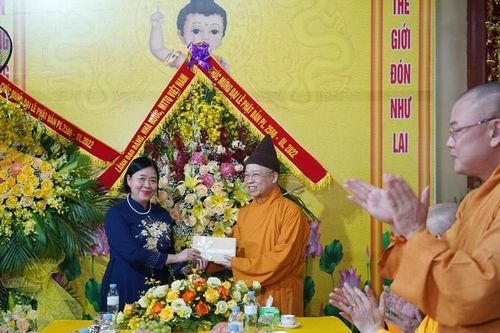 Trưởng Ban Dân vận Trung ương Bùi Thị Minh Hoài chúc mừng Đại lễ Phật đản tại Hà Nam