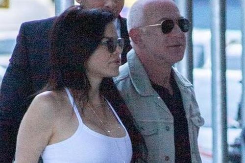 MC Lauren Sanchez 53 tuổi mặc 2 dây 'bốc lửa', tay trong tay tỷ phú Amazon trên phố