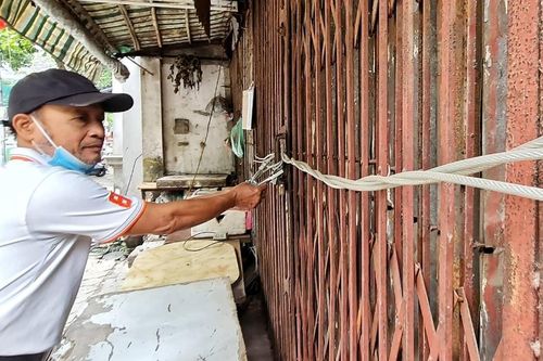 Tự ý khóa nhà dân giữa Hà Nội: Xem xét hành vi xâm phạm chỗ ở