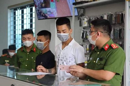 Hai thanh niên mặc áo chống nắng, bịt khẩu trang đi cướp điện thoại