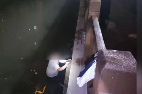 Liều mình nhảy sông cứu người yêu, thái độ của cô gái sau đó khiến chàng trai 'muối mặt'