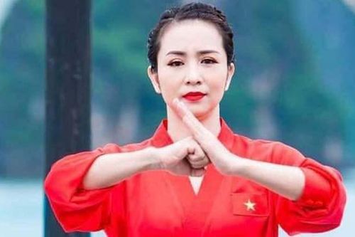 'Cô gái vàng Whusu' Thúy Hiền hát cổ vũ SEA Games 31