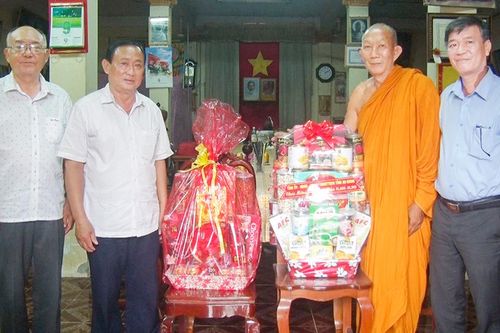 Chủ tịch UBMTTQVN tỉnh An Giang Nguyễn Tiếc Hùng thăm chùa, cơ sở Phật giáo nhân dịp Đại lễ Phật đản