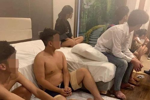 Phía sau cánh cửa phòng khách sạn mở nhạc chát chúa