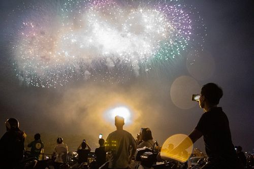 Livestream, chụp ảnh lễ khai mạc SEA Games từ bên ngoài SVĐ Mỹ Đình