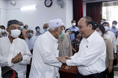 Chủ tịch nước Nguyễn Xuân Phúc tiếp xúc cử tri tại TP Hồ Chí Minh