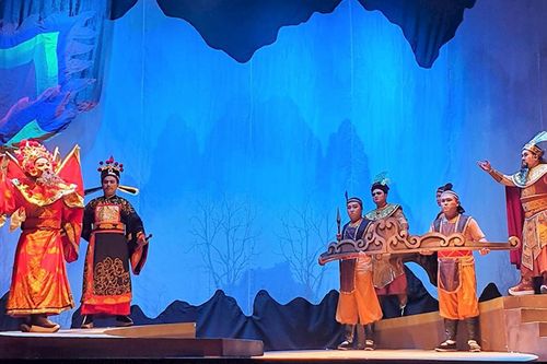 Chiếc áo thiên nga lên sân khấu tuồng