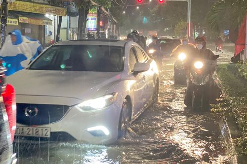 Dân khổ vì cứ mưa là ngập