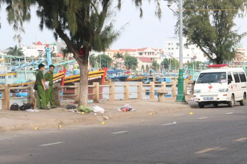Mâu thuẫn trước quán nhậu, một người bị ô tô tông chết