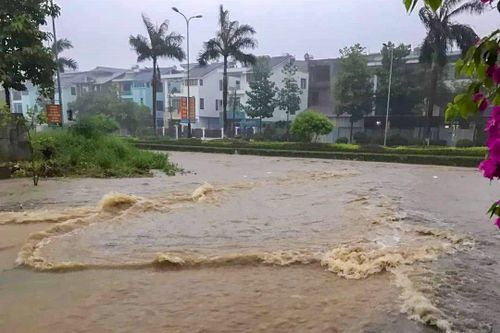 Thành phố Lào Cai ngập như sông do mưa lũ