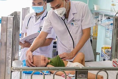 Uống dầu thắp bàn thờ bị sơ cứu sai cách, bé trai 17 tháng tuổi nguy kịch
