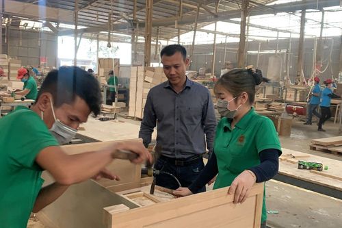 Nông dân 'treo' chuồng trại vì thua lỗ