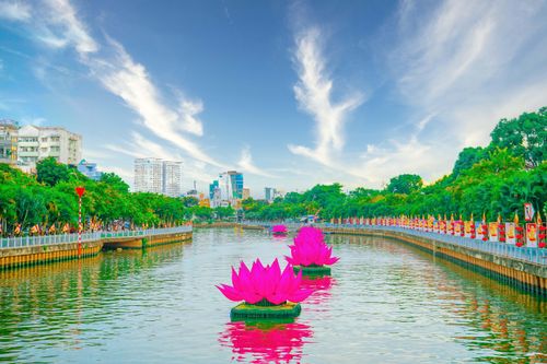 Lung linh đèn hoa mừng đại lễ Phật đản