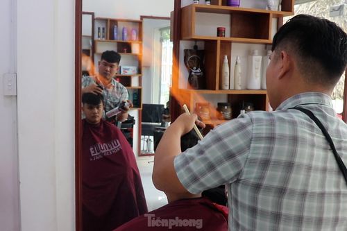 Cắt tóc bằng lửa lần đầu xuất hiện ở TPHCM, bạn trẻ 'nín thở' trải nghiệm cảm giác lạ