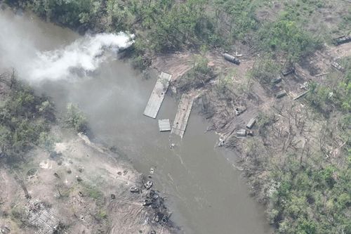 Ukraine phá 2 cây cầu để chặn đà tiến quân của Nga