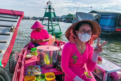Nổi nhất chợ Cái Răng, ghe bún riêu hồng 'toàn tập' hút khách ầm ầm