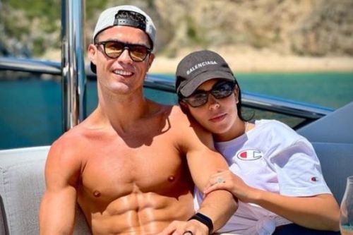 Ronaldo khoe body bên bạn gái, chờ gặp Erik ten Hag chốt MU