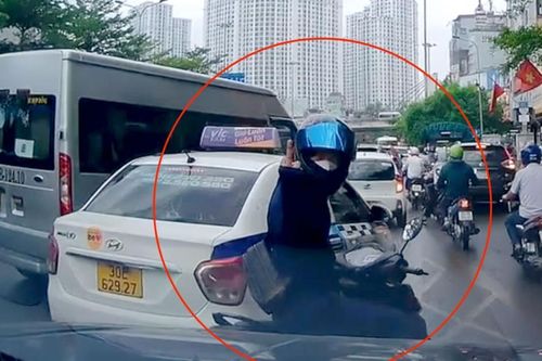 Va quệt ô tô trên phố, người đi xe máy đáp trả bằng 'ngón tay thối'