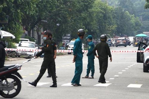 Người đàn ông ở Bình Dương đâm gục hai vợ chồng rồi tự thiêu