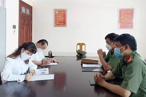 Công an làm việc với hai người cầm đầu nhóm 'Trừ quỷ Bảo Lộc'