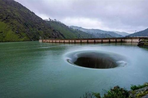 Xoáy nước được ví là 'Cổng địa ngục' ở Mỹ