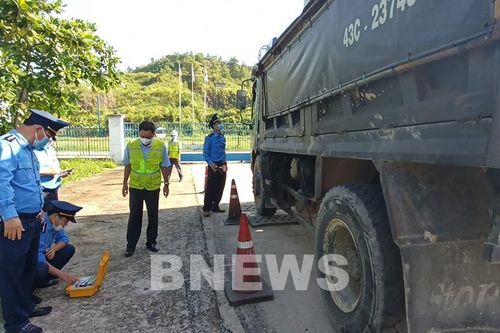 Xử lý nghiêm trường hợp xe quá tải và gây mất vệ sinh môi trường