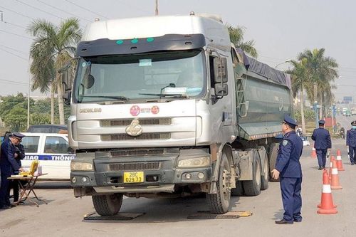 Xử phạt 46 phương tiện chở quá tải qua cầu Thăng Long