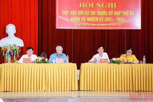 Chủ tịch Ủy ban Trung ương Mặt trận Tổ quốc Việt Nam Đỗ Văn Chiến tiếp xúc cử tri ở Nghệ An