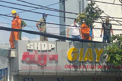 Người đàn ông bị điện giật tử vong khi leo lên mái nhà