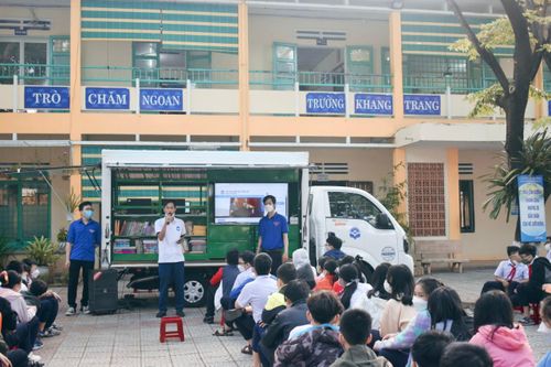 Xe thư viện 'chở văn hóa' đến với học sinh