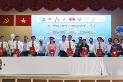 Trường Phổ thông Năng khiếu ký kết hợp tác với 7 cơ sở thành viên Đại học Quốc gia TPHCM