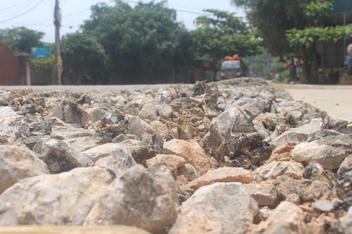 Quốc lộ vừa làm xong đã bong tróc nham nhở, sụt lún