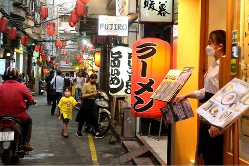 Phố Nhật, phố Hàn ở TPHCM ngóng khách