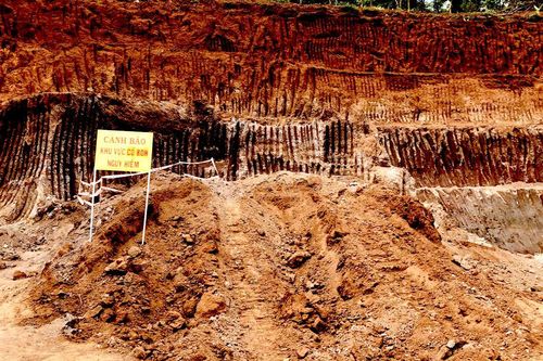 San ủi mặt bằng, người đàn ông tá hỏa phát hiện bom 'khủng'